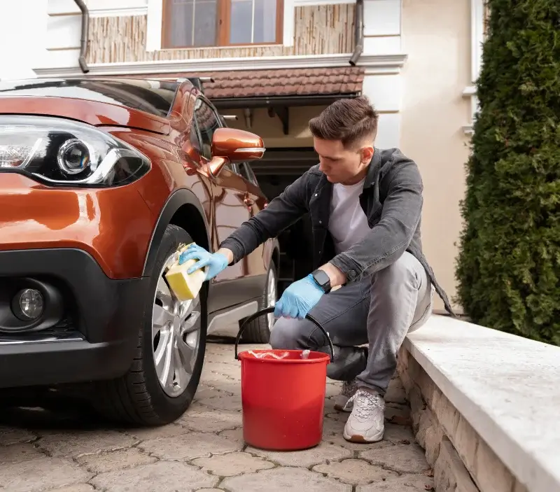 Lavage auto à domicile Le Breil-sur-Mérize : professionnel intervenant sur un véhicule